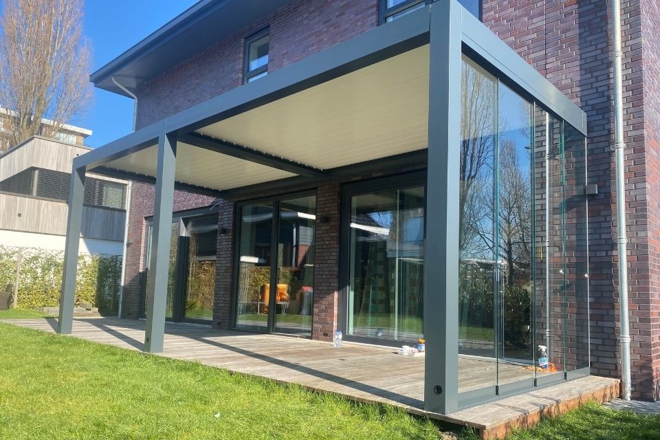 Zon en Scherm Wetar lamellen overkapping (gevelmontage)