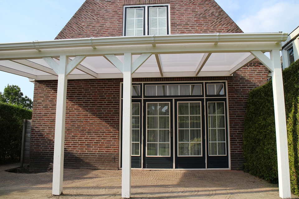 Zon en Scherm Nusa ZS38 houten terrasoverkapping (gevelmontage)